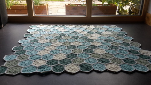 turningstringtothings:It’s finished. My second hexagon blanket,...