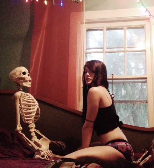 life-on-marrs:So I bought a skeleton. And I was being completely...