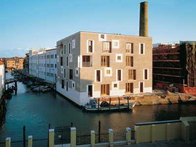 subtilitas:<br /><br />Cinno Zucchi - ex-Junghans residential building D, Venice 2002. Part of a larger complex on the site of a former industrial complex at the intersection of two canals on  La Giudecca island. Via, photos © Pietro Savorelli.