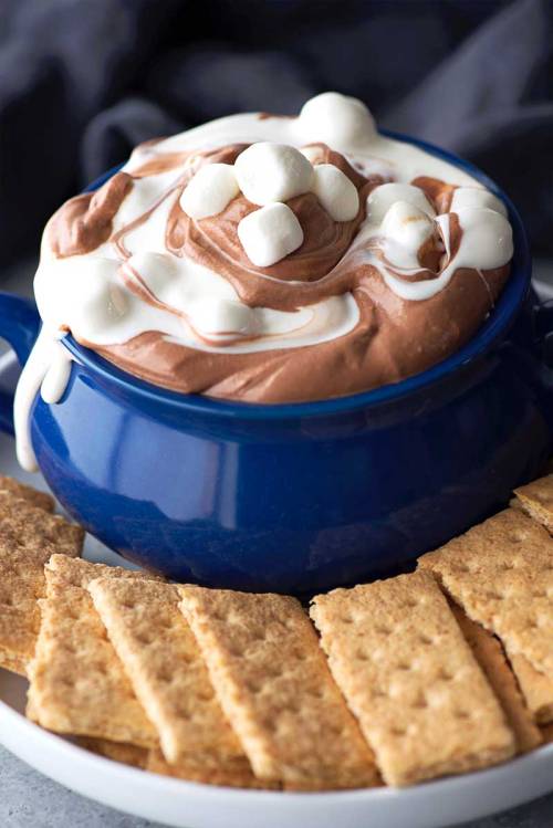 guardians-of-the-food:Fluffy S'mores Dip!Fluffy marshmallow...