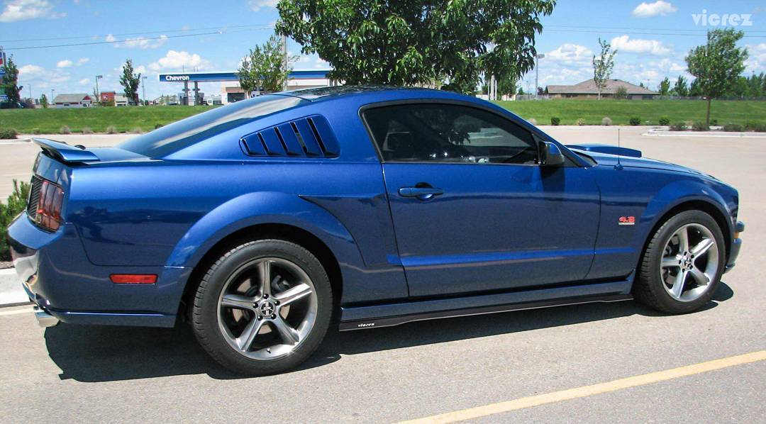 Ford Mustang v 2005 черный