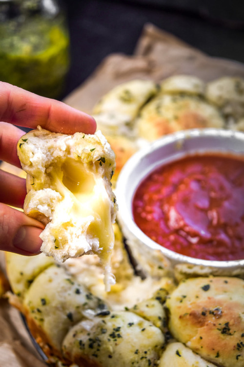 daily-deliciousness:Mozzarella stuffed pesto pizza monkey bread