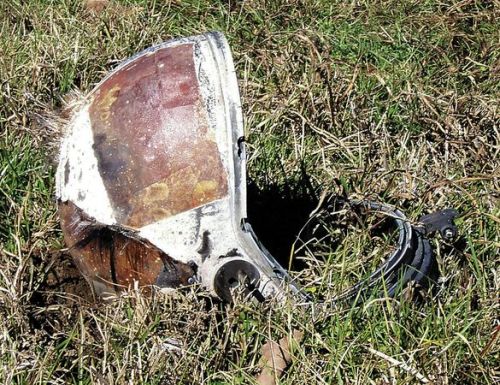 sixpenceee:
“A Texas farmer found this astronaut helmet in his field after the Columbia accident. The black structure resembling hair is actually carbon fiber. To those wondering how the astronauts might have felt at the time of the disaster, they...