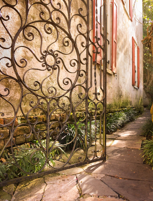 hueandeyephotography:Gate to Pirate’s Courtyard, Charleston,...