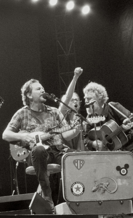 fionaapplerocks:Eddie Vedder, Fiona Apple and Glen Hansard at...