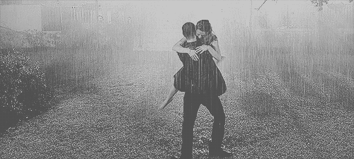 Resultado de imagen de parejas bajo la lluvia gif