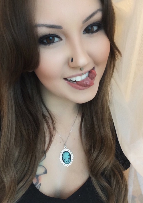 girls with split tongues girls with split tongues