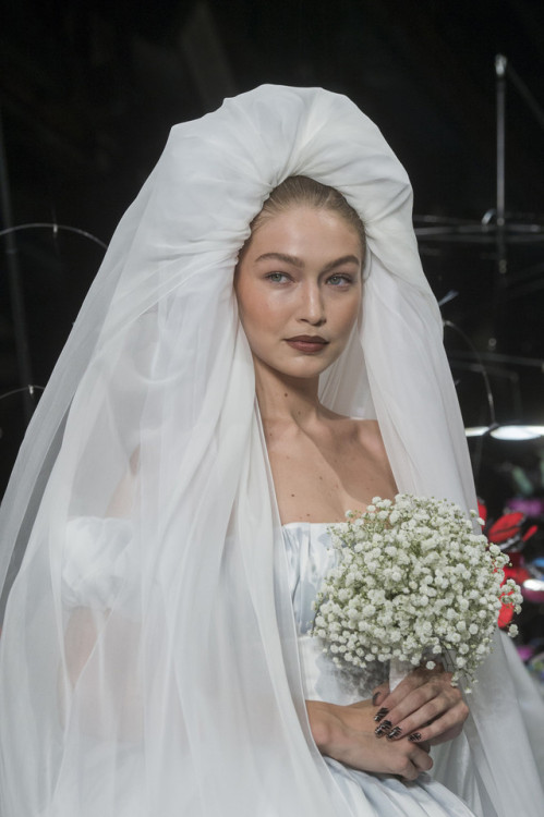 fyhautecouture:gigi hadid @ moschino ss19