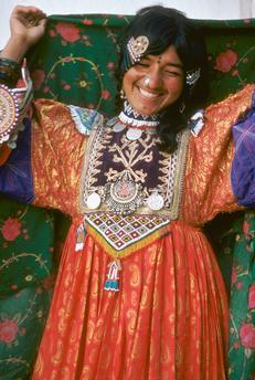 warkadang:AFGHANISTAN. 1964-1977. Pashtun women and girls...