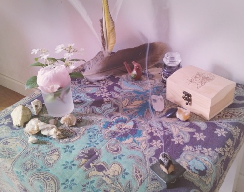 iride9scent:My altar in May 