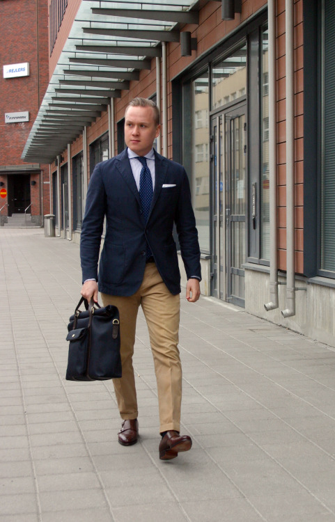 Guy Style Guide | thenordicfit: Monday in navy and khaki....