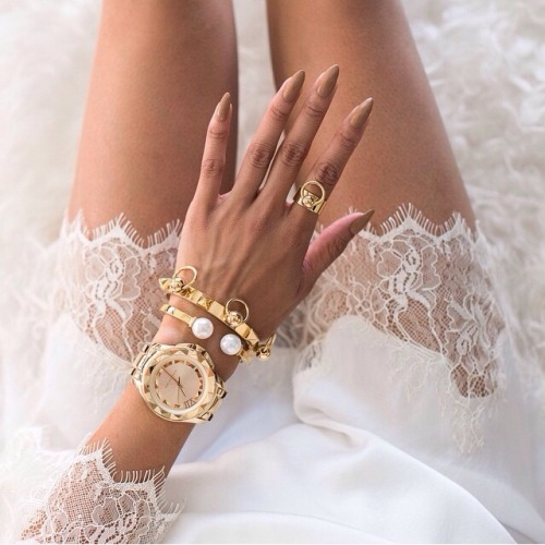 Fashion summer street style street style inspiration white lace golden watch golden bracelet golden Ring beige nails beige gel nails gel nails