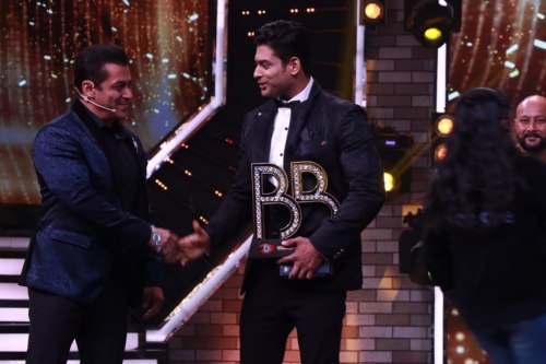 Salman Khan Felicitând # BiggBoss13winner, Siddharth Shukla