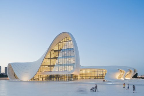 jasonz:‘Queen of the curve’ architect Zaha Hadid Dame Zaha...