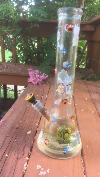 sarcasticandstoned:Check out the newest glass! Baby knows what...