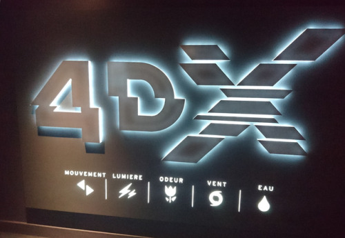 Nouvelle technologie d’immersion au cinéma, fraîchement disponible en France dans une unique salle pour le moment, la 4DX est-elle un gadget ou a-t-elle un véritable intérêt ?
C'est ? Expérience 4DX
De ? Pathé La Villette (technologie appartenant à...
