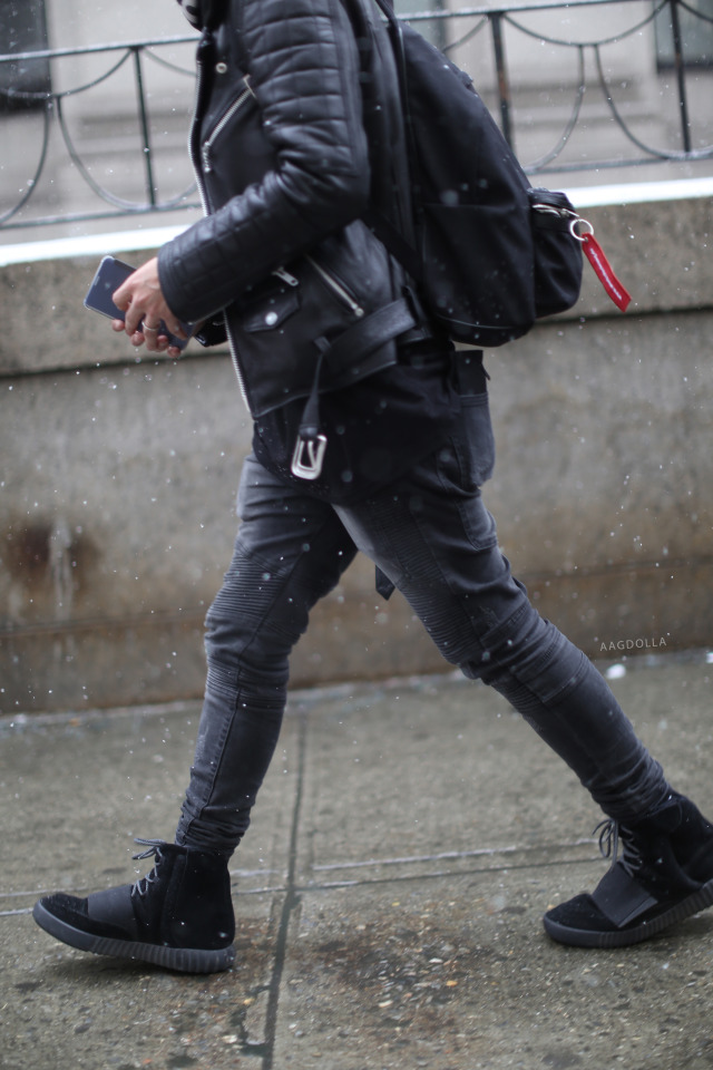Yeezy on the go in the snow - DRK BLCK