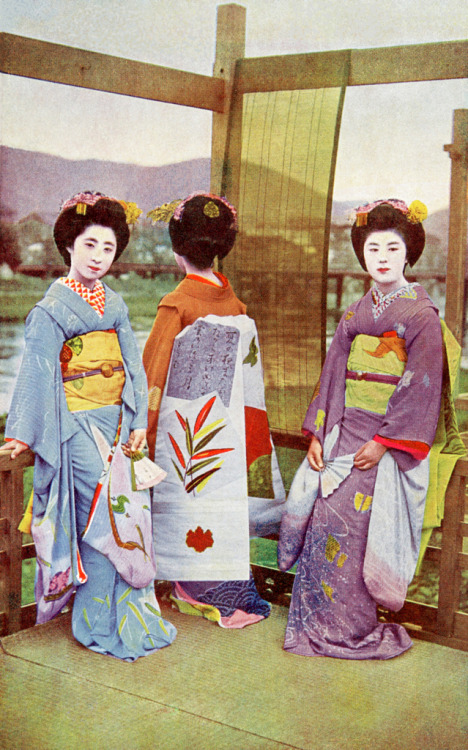 Oglądanie Kamogawy w latach 20. XX wieku (autor: Blue Ruin1) „Od lewej do prawej strony Maiko Momotaro, Maiko Fumiryu i Maiko Kohisa stoją na balkonie nad Kamogawą (rzeką Kamo) w Kioto, pod koniec lat 1910 lub na początku lat 20. XX wieku.  ”