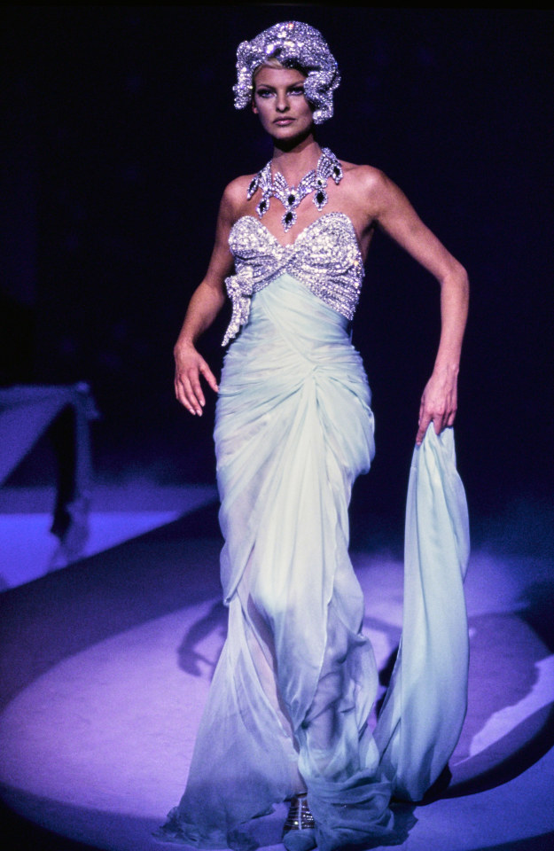 La Linda Evangelista | Thierry Mugler Fall 1995 Couture Model: Linda...