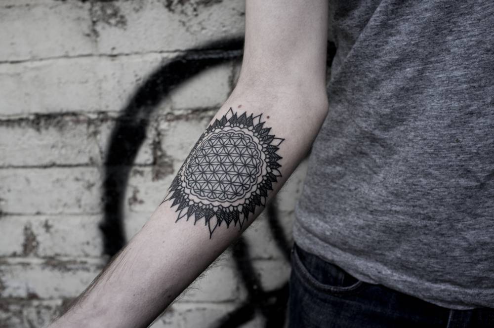 Tatuajes Para Hombres Tatuaje De La Flor De La Vida Situado En El