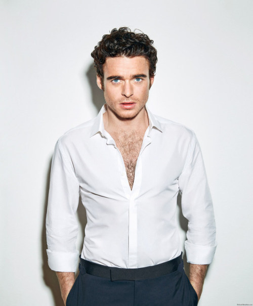 itsdarkinsidee25:Richard Madden photoshoot para Saturday Times