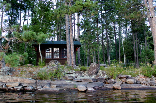 cabinporn:Lakeside off-grid cabinette in northern...