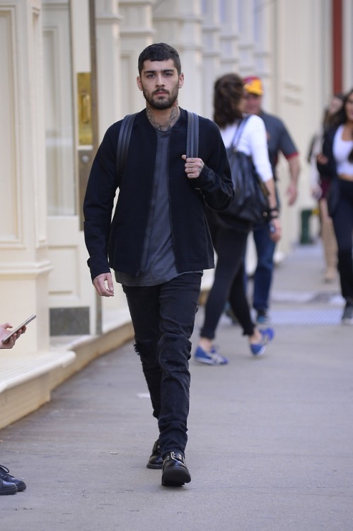 fyeahzaynjmalik:Zayn out and about in NYC - 09/30 (credit)