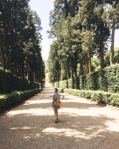 girlfig:mi being tiny @ boboli today 