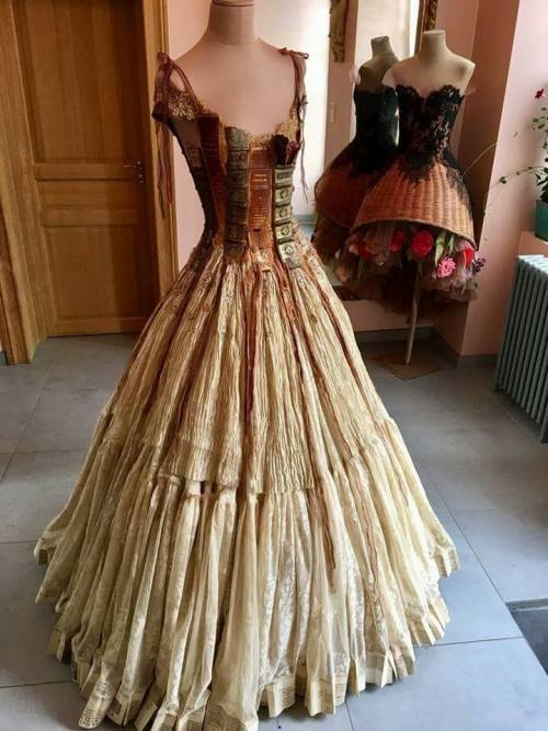 steampunktendencies:Amazing dress by french creator Sylvie...