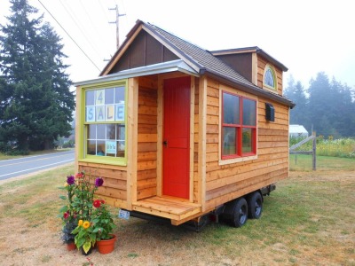 smallhomeideas:<br /><br />http://tinyhouseswoon.com/mighty-micro-house/<br />