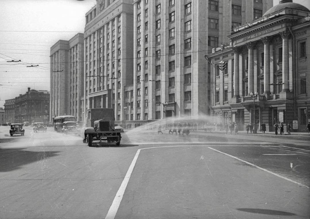 Washing the streets of Moscow (1947). Photo by Emmanuil Yevzerikhin.