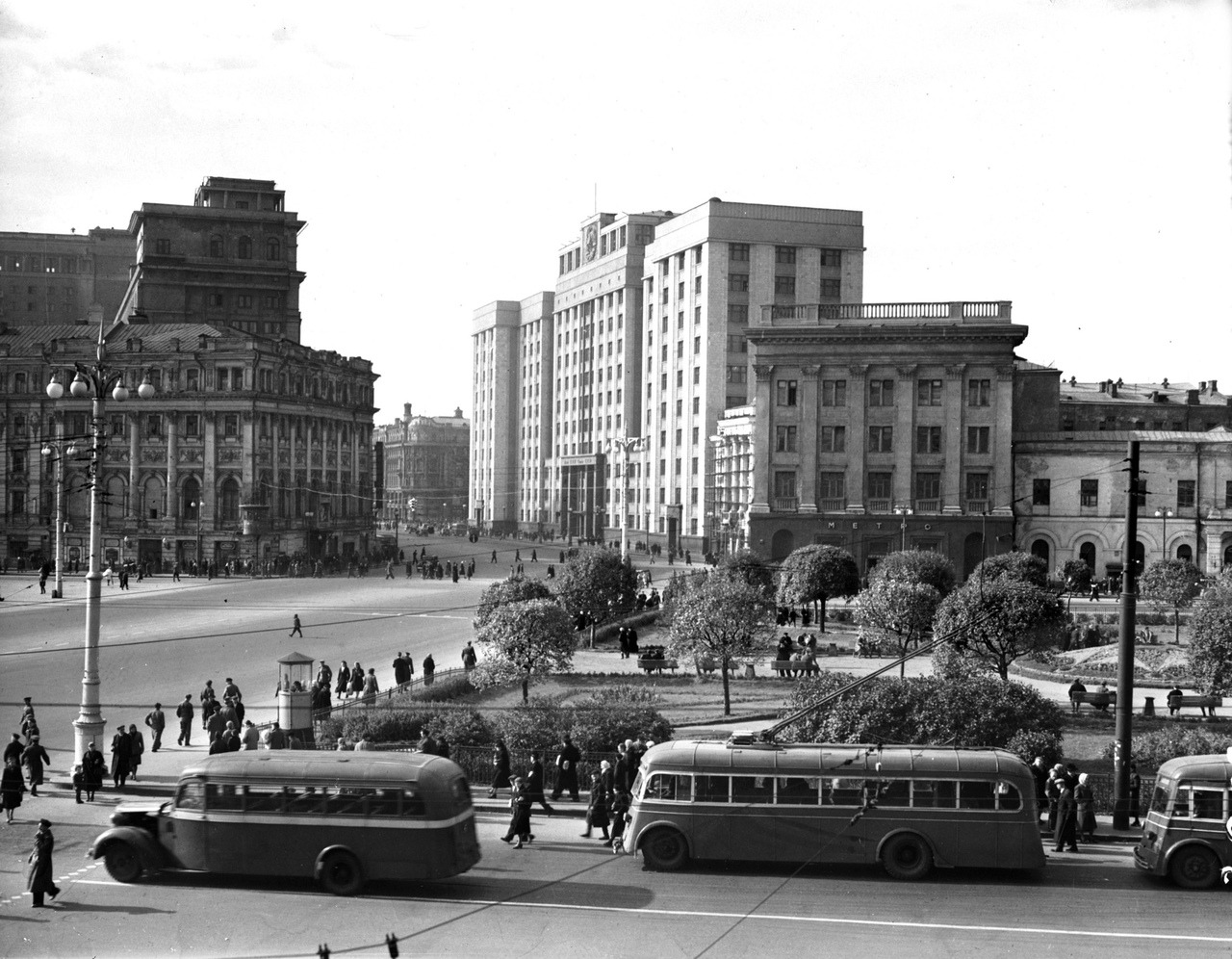 Sverdlov Square (Theater Square) in Moscow, 1947. Photo by B. Ignatovich.