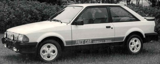 escort xr3 pace car 1984 branco visto de frente: ford desenvolveu diferentes séries especiais inspiradas no automobilismo para seus carros