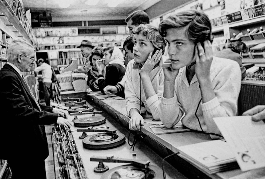 écoute de vinyles chez un disquaire dans les années 50