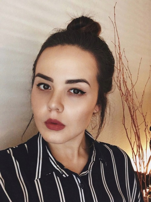 me selfie girls girl mexican girls latina brunette girls brunette hair brunette girls with brown hair fashion copper matte lipstick cat eye stripes spring spring fashion latin girls topknot my face personal