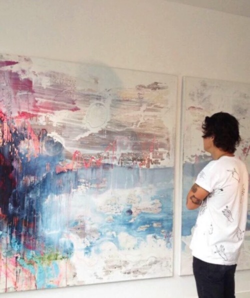 best-larry-manip:In both pictures Harry is admiring ART.