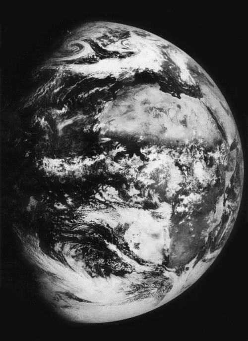 1968 / Zond 5 image of Earth. 