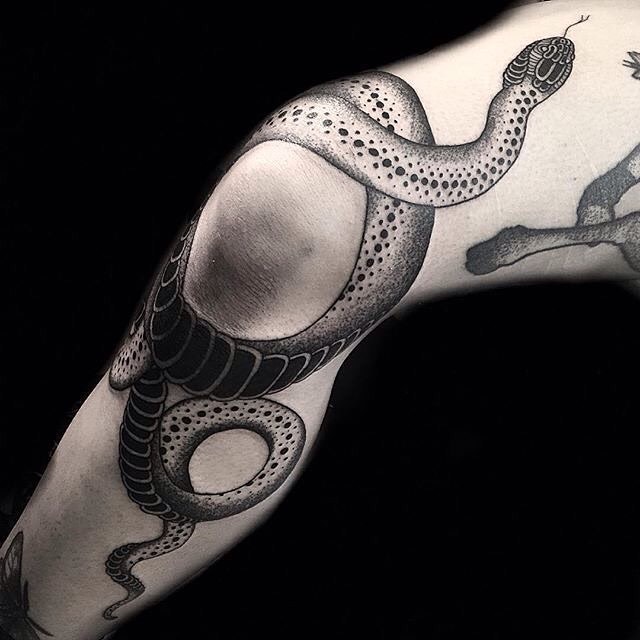 darkagetattoo Knee snake made by jacobsenart... PeinXXer