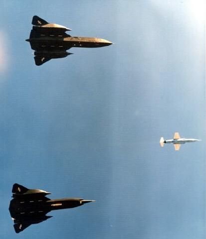 fireinhorizon:Lockheed F-104 Starfighter flanked by SR-71...