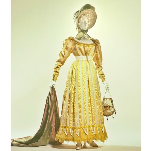 defunctfashion:Afternoon Dress | c. 1822 ・・・There is a brief...