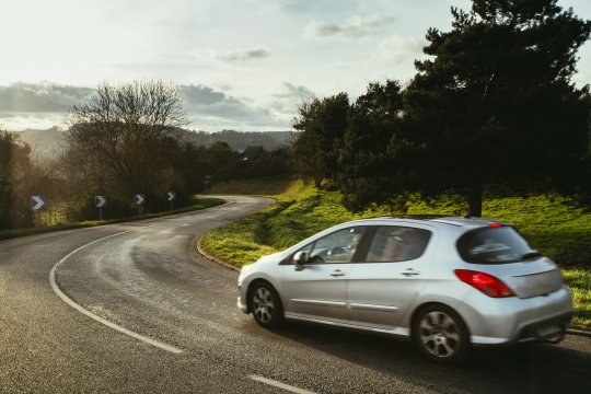 Como dirigir o Carro descendo longo trecho íngreme na estrada