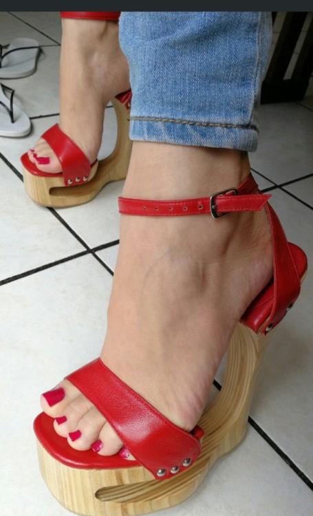 crazysexytoes:Sexy red toes.