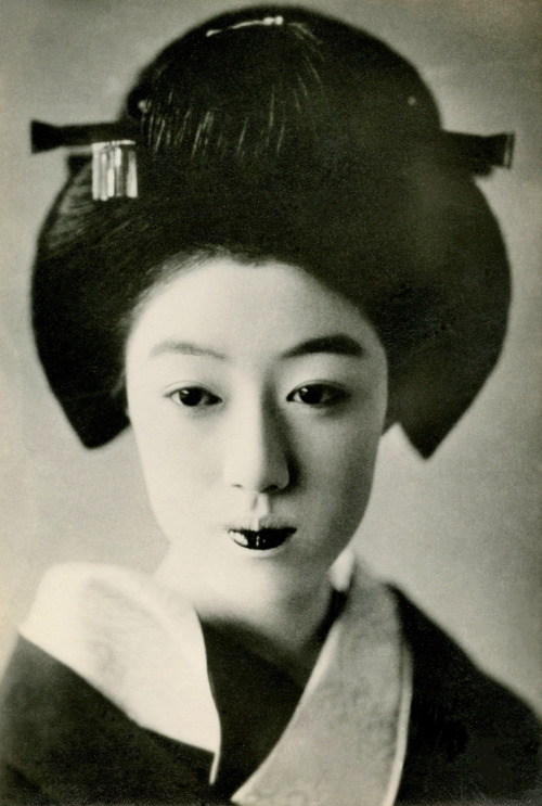Geiko Hatsuko 1929 (by Blue Ruin1)
“ Hatsuko, one of the most iki (stylish or chic) geiko (geisha) of the early Shōwa period (1920s), dressed for a tea ceremony.
“Iki is an expression of simplicity, sophistication, spontaneity, and originality. It is...