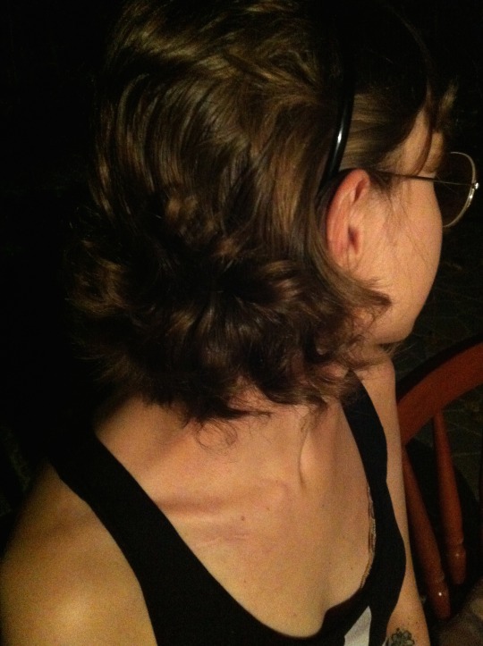 No começo, tive uns cachinhos muito loucos, típico do cabelo pós quimio.