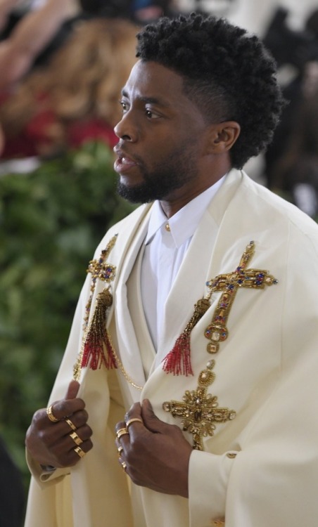 rainbowsandgucci:Chadwick Boseman’s look at the Met Gala +...