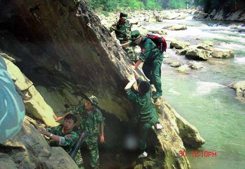 semperannoying:Vietnamese and Chinese soldiers trying to solve...