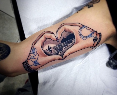 Heart Hands Tattoo

Artist: EQUILATTERA ▲ Private Tattoo Studio... landscape;biceps;heart;arm;hand