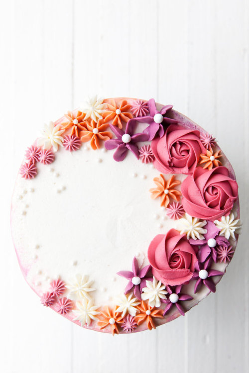 sweetoothgirl:How to Make a Buttercream Flower Cake