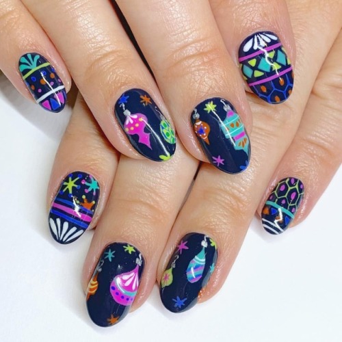 Handpainted retro ornament nails for @amp0101 over @cndworld...