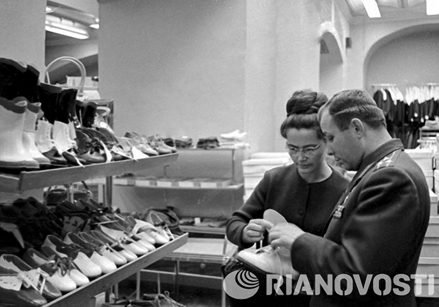 Yuri Gagarin and his wife Valentina choose new shoes for their daughter. Photo by Alexander Mokletsov (1965)